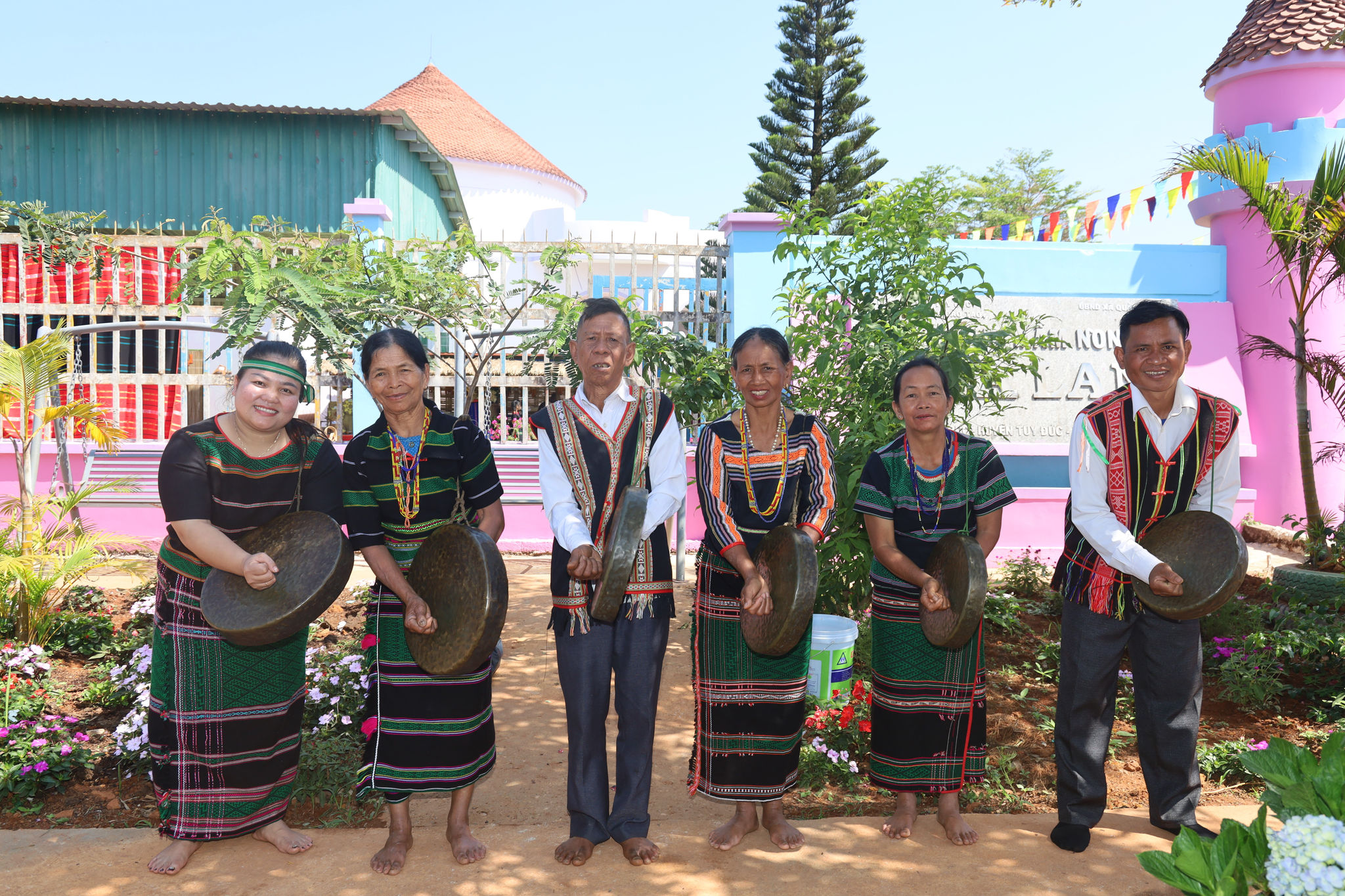 Vợ chồng già giữ nhịp chiêng nơi bon Bu Sop