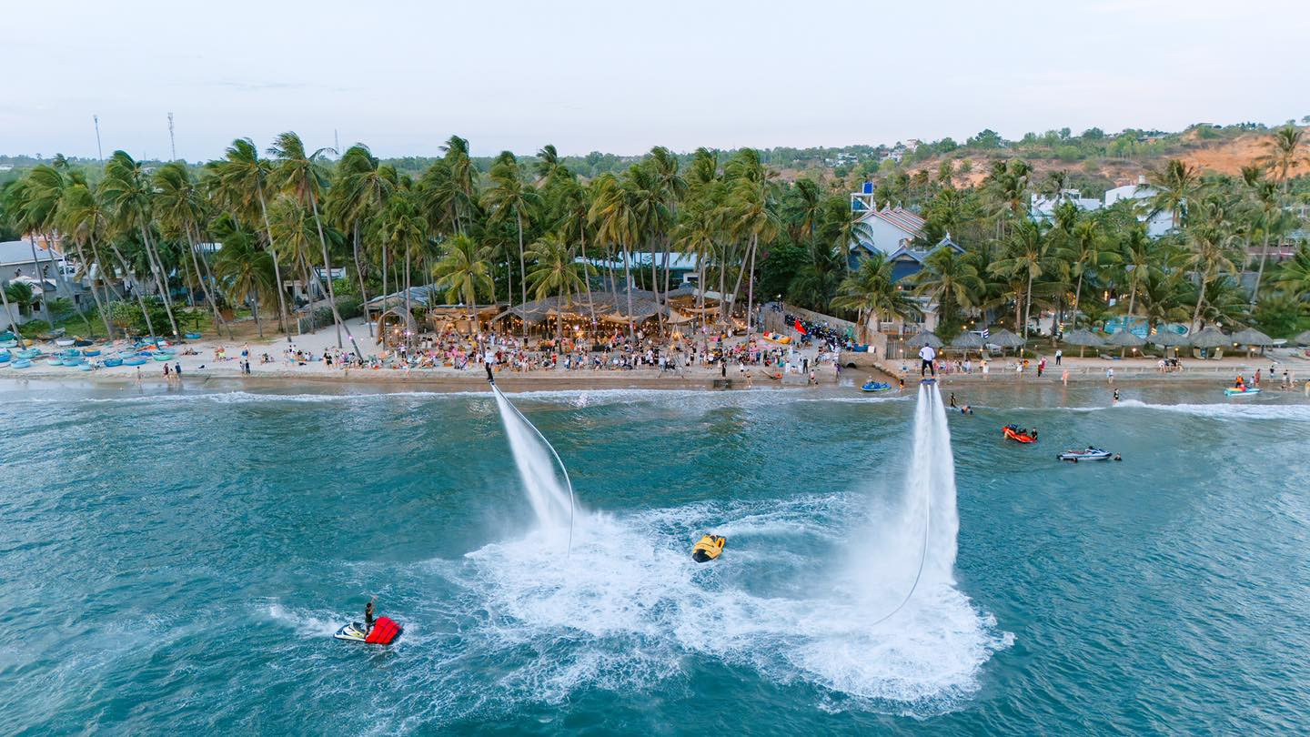 Bay cùng Flyboard trên biển xanh Lâm Đồng