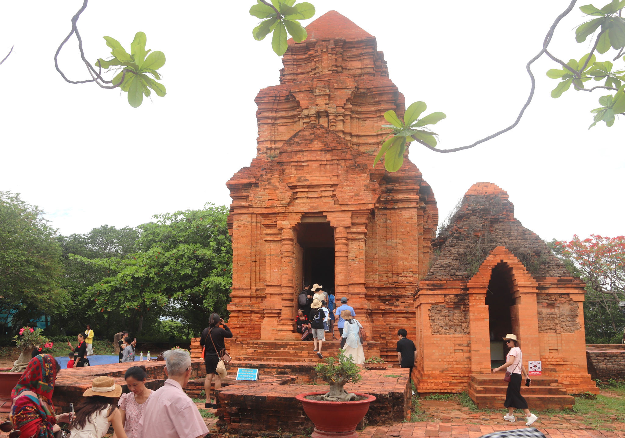 Mùa hè rộn ràng dưới chân tháp Pô Sah Inư